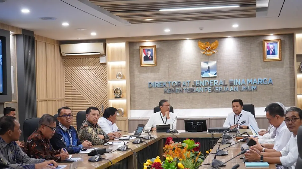 BAHAS PROGRAM: Bupati Jombang Warsubi bersama perwakilan dari Kabupaten Nganjuk dan Kediri saat bertemu Dirjen Bina Marga, kemarin (25/5).