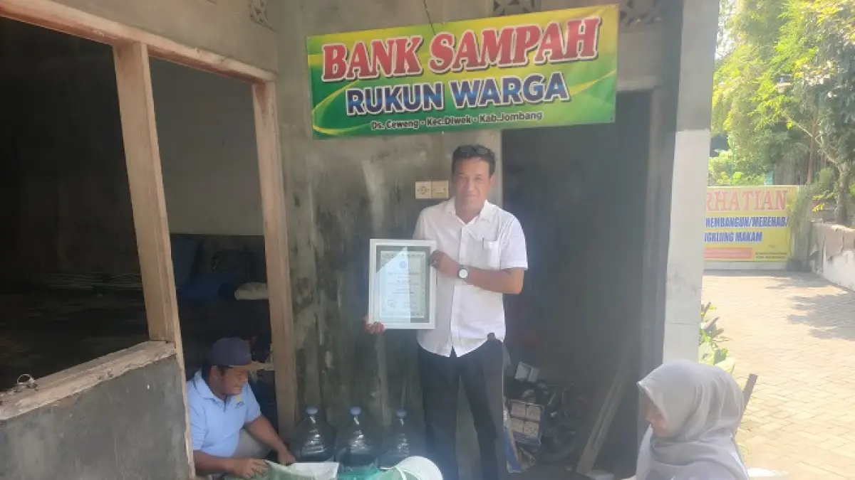 DIPERIKSA: Tim medis memeriksaan kondisi kesehatan jemaah sebelum wukuf. 