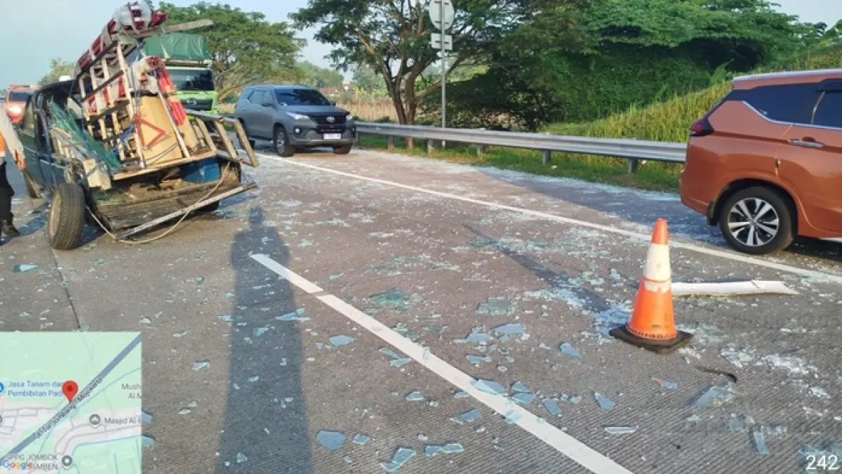 Kecelakaan tunggal terjadi di ruas Tol Jombang-Mojokerto KM 702+200 A, masuk Desa Jombok, Kecamatan Kesamben, Senin (25/5) pagi. Sebuah pikap Panther bermuatan kaca mengalami kecelakaan usai ban belakang kendaraan terlepas.