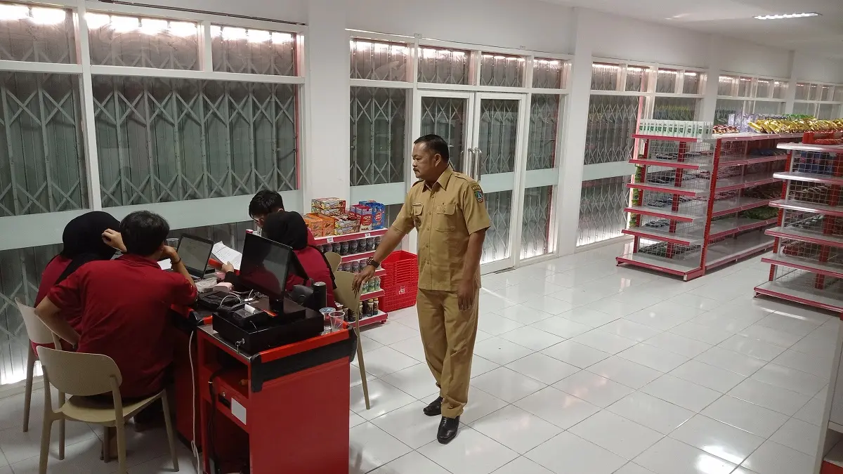 Kepala Desa Tunggorono Didik Dwi Mulyawan saat memantau pelaksanaan KDKMP. 