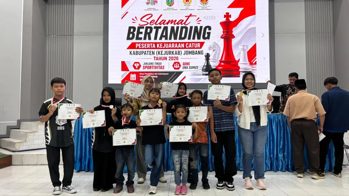  Klub Catur Pionmas Jombang berhasil memborong sejumlah gelar juara dalam Kejuaraan Kabupaten (Kejurkab) Catur 2026 yang digelar di Aula 1 Dinas Pendidikan dan Kebudayaan Kabupaten Jombang, Minggu (24/5). 
