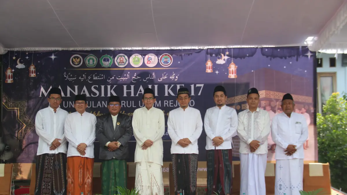 KOMPAK: Kepala MA Aliyah Unggulan Darul Ulum Rejoso, Khoiruddinul Qoyum SS MPd, bersama jajaran MPPDU serta Kepala Kantor Kementerian Haji dan Umrah Kabupaten Jombang, DR H Ilham Rohim MHI, 
