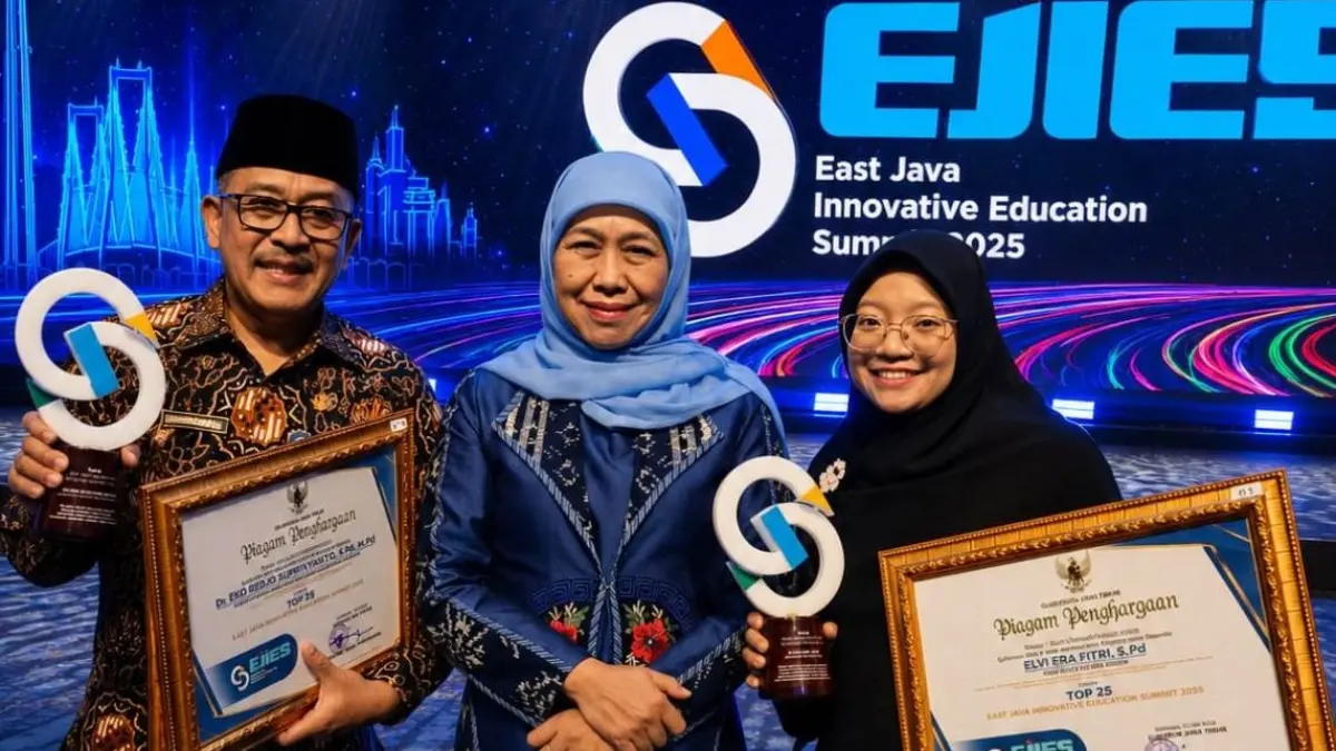 MEMBANGGAKAN: Kepala Cabdindik Wilayah Kabupaten Jombang, Dr Eko Redjo Sunariyanto, dan guru SMA Budi Utomo Gadingmangu, Elvi Era Fitri, menerima penghargaan di Surabaya, Kamis (21/5).