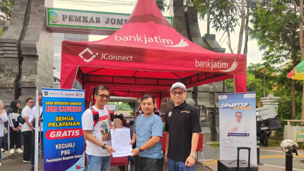 FASILITASI: Pimpinan Bank Jatim Cabang Jombang, Hanif Julhamsyah, bersama Kepala DPMPTSP Kabupaten Jombang, Bayu Pancoroadi, saat kegiatan Pinter Ngaji, Minggu (17
