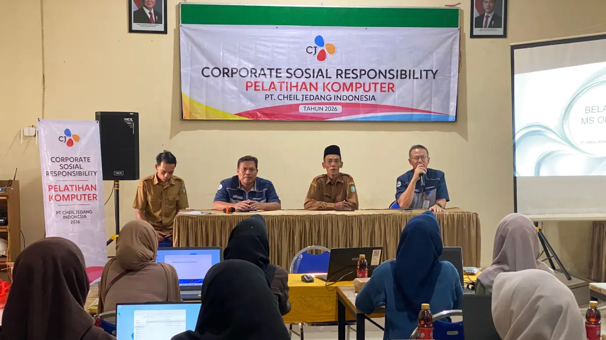 GAYENG: Dept Head HR-Safety PT CJI, M Rizki Zamroni, Dept Head GA-IT, Rudhik Siswanto, serta Kepala Desa Jatigedong, Siti Junaidah, bersama perangkat desa saat membuka pelatihan komputer, Senin (26/5). 