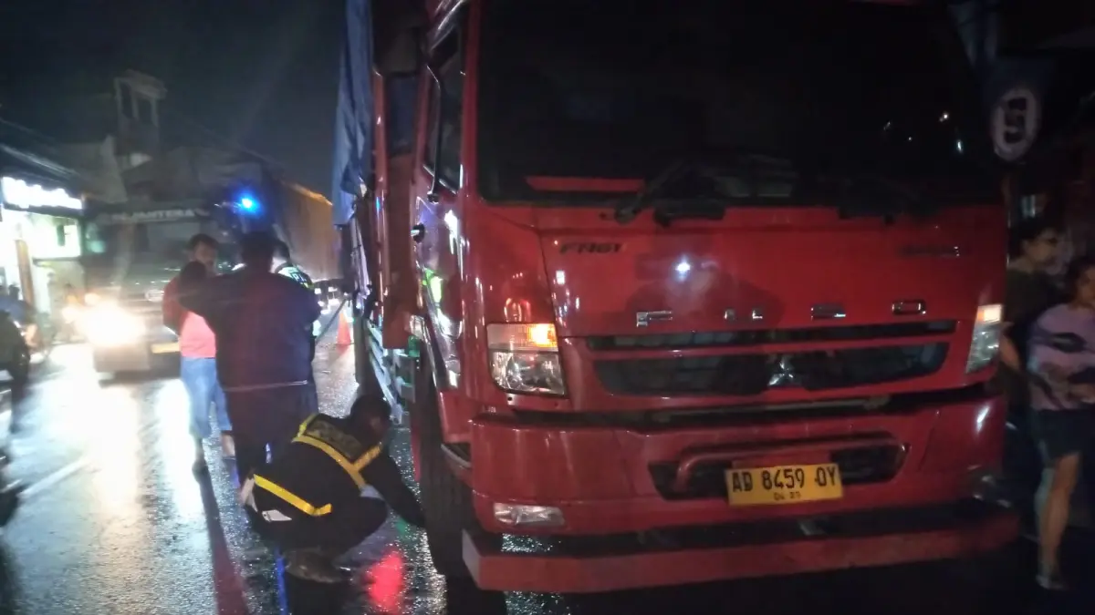 Kecelakaan maut melibatkan sepeda motor Honda Beat dan truk Mitsubishi terjadi di Jalan Raya Desa Kademangan, Kecamatan Mojoagung, Kabupaten Jombang, Senin (25/5) malam.
