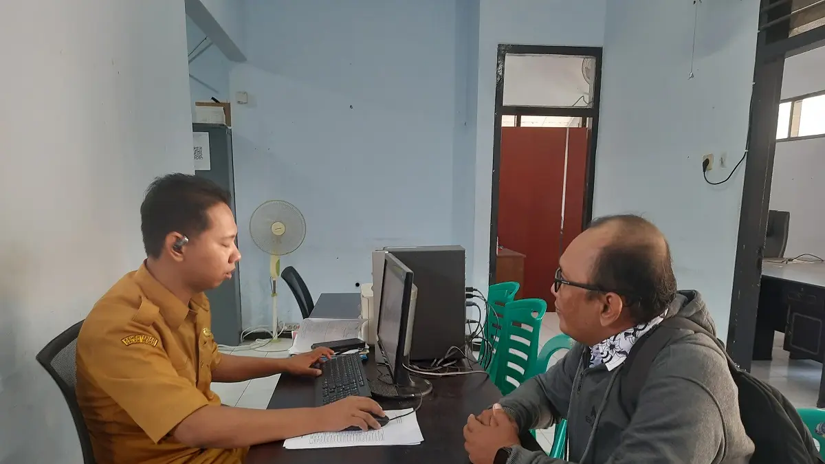 KONSULTASI: Warga menanyakan informasi SPMB di Kantor Cabang Dinas Pendidikan Wilayah Kabupaten Jombang, kemarin.  