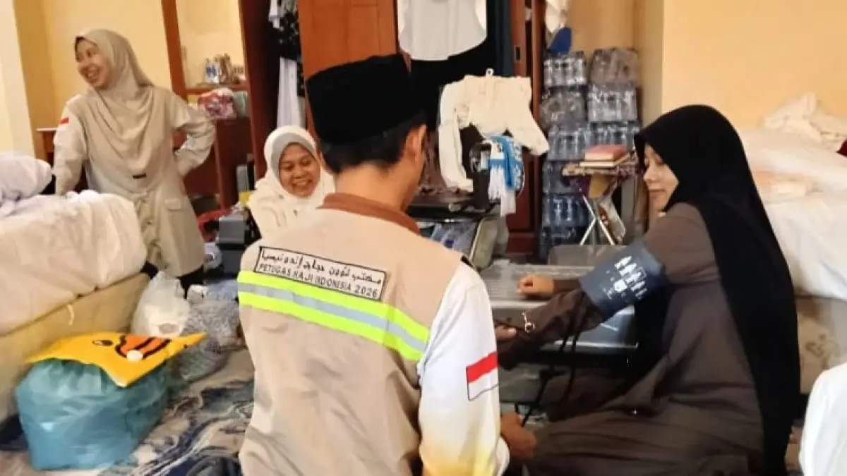 Petugas kesehatan melakukan pemeriksaan jemaah haji jelang wukuf