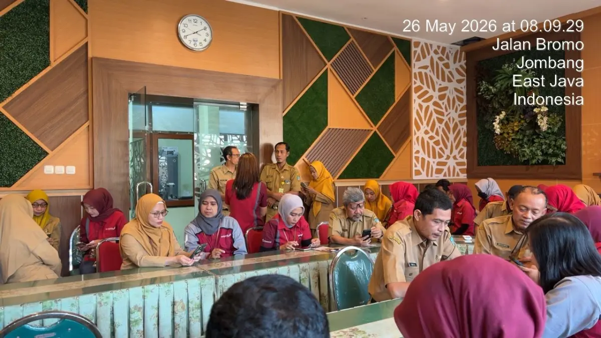 SOSIALISASI: Pegawai Bank Jatim sosialisasi aplikasi mobile banking New J-Connect di kantor Dinas Lingkungan Hidup (DLH) Jombang, Selasa (26/5).