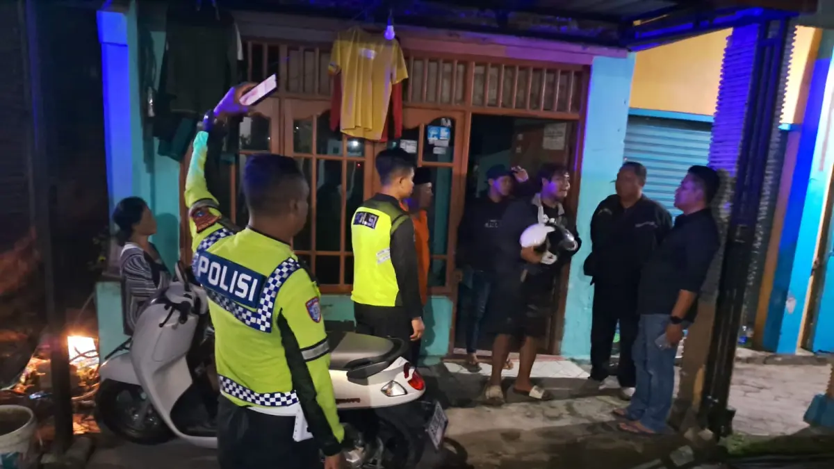 Polisi saat mendatangi rumah korban ledakan petasan di Tanggalrejo Mojoagung, Jombang