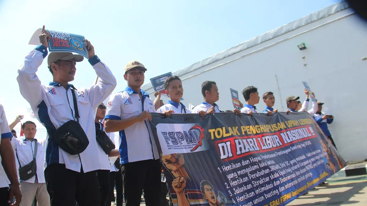 
SAMPAIKAN ASPIRASI: Ratusan buruh menggelar aksi demonstrasi di depan gudang PT Indomarco Prismatama Cabang Jombang di Jalan Peterongan, Desa Janti, Kecamatan Jogoroto, Selasa (26/5).
