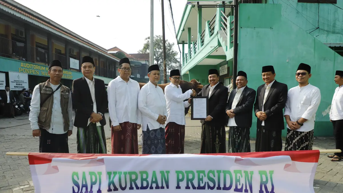 Bupati menyalurkan sapi kurban bantuan Presiden RI Prabowo Subianto di kepada takmir Masjid Jami’ Denanyar Jombang