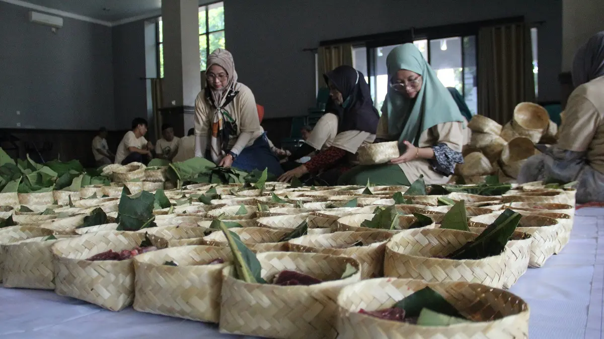 Petugas kurban di masjid Agung Baitul Mukminin menggunakan besek pengganti plastik