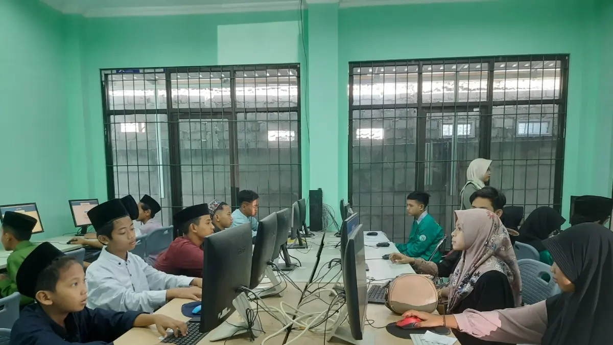 SEMANGAT: Para siswa PKBM Yalatif Diwek saat mengikuti kegiatan pembelajaran (21/5).