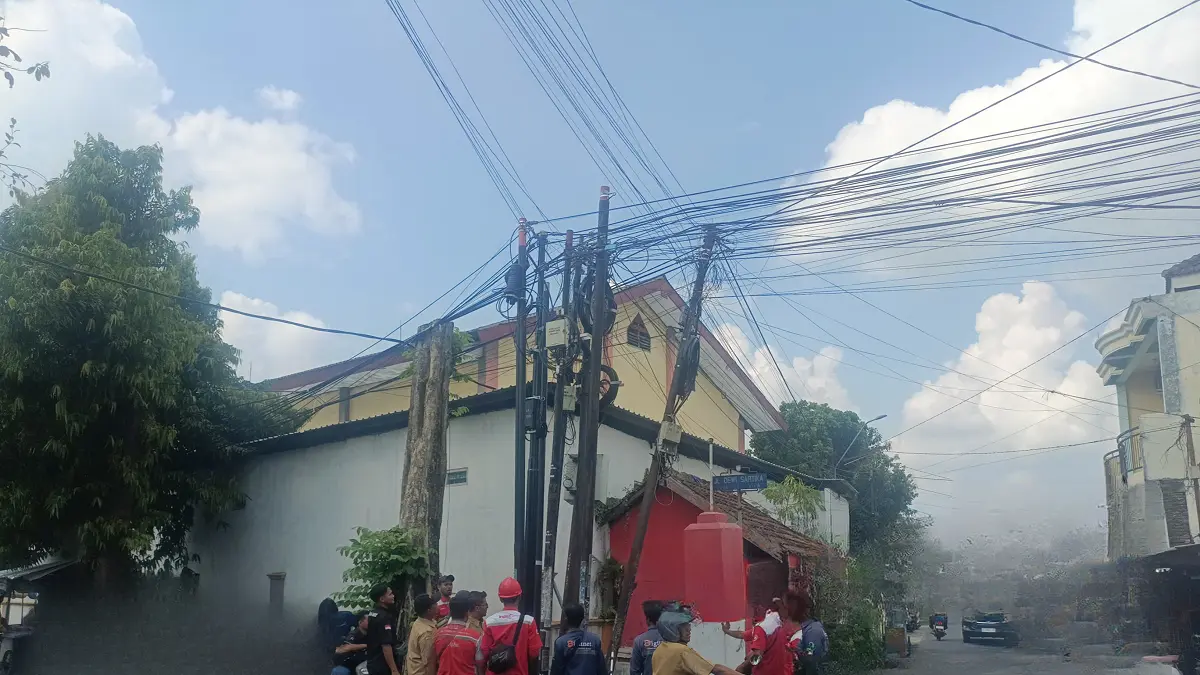 BAKAL DICABUT: Dinas PUPR bersama pihak provider survei awal sebelum tiang di Jl Kapten Tendean dibongkar.