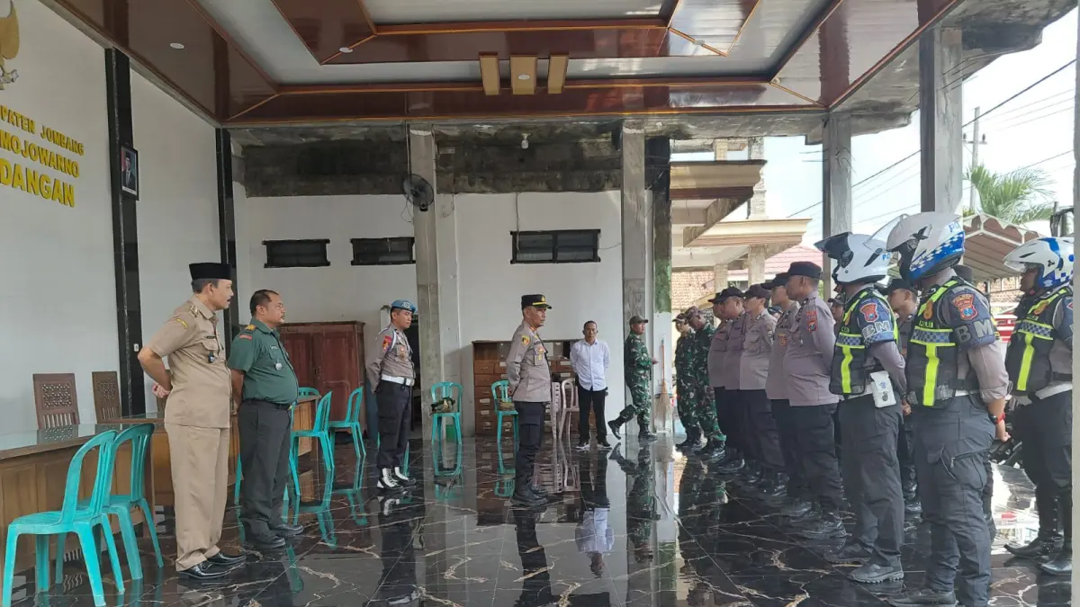 GO INTERNATIONAL: Kepala Desa Gedangan Sukarno mengikuti apel pengamanan kegiatan syuting Asian Express Poland 2026 di Pendopo Kantor Desa Gedangan, Senin (25/5).