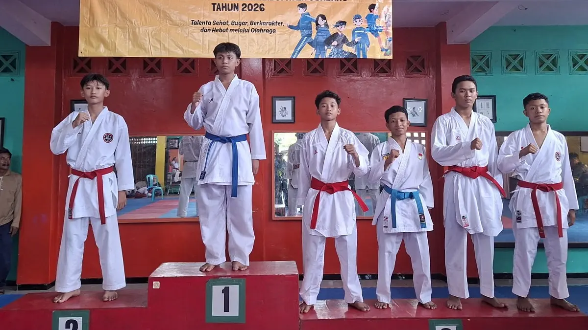 JAGOAN: Karateka yang meraih juara kategori kata putra pada O2SN tingkat SMP Kabupaten Jombang di Dojo Mahameru, Selasa (26/5).