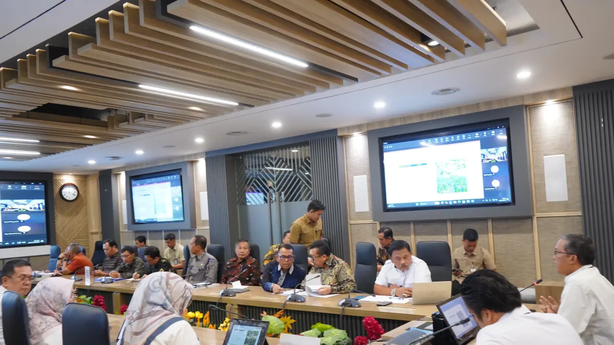 JEMPUT BOLA: Bupati Jombang Warsubi mengawal percepatan pembangunan flyover di Simpang Mengkreng dengan mendatangi Kementerian Pekerjaan Umum di Jakarta, Senin (25/5). 
