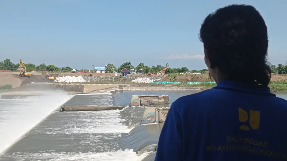 MACET: Operator Dam Karet Jatimlerek menunjukkan intake (bangunan bagi sadap) DI (Daerah Irigasi) Jatimlerek yang tak lagi teraliri air dari Sungai Brantas.
