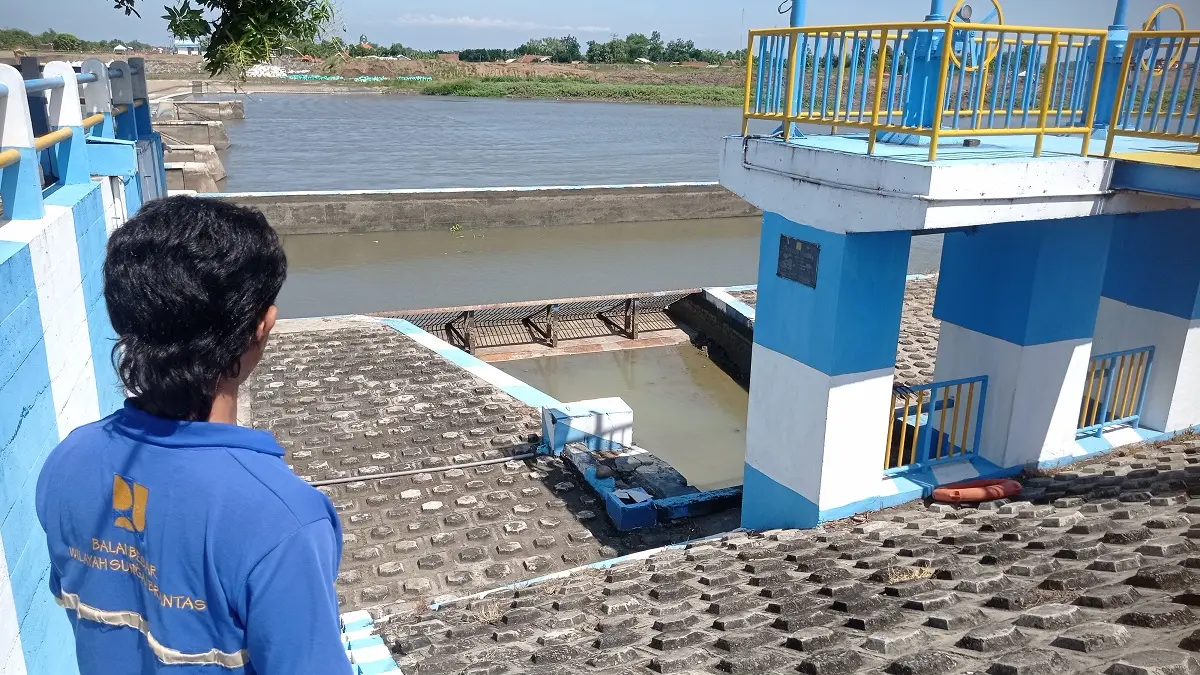 MACET: Operator Dam Karet Jatimlerek menunjukkan intake (bangunan bagi sadap) DI (Daerah Irigasi) Jatimlerek yang tak lagi teraliri air dari Sungai Brantas.