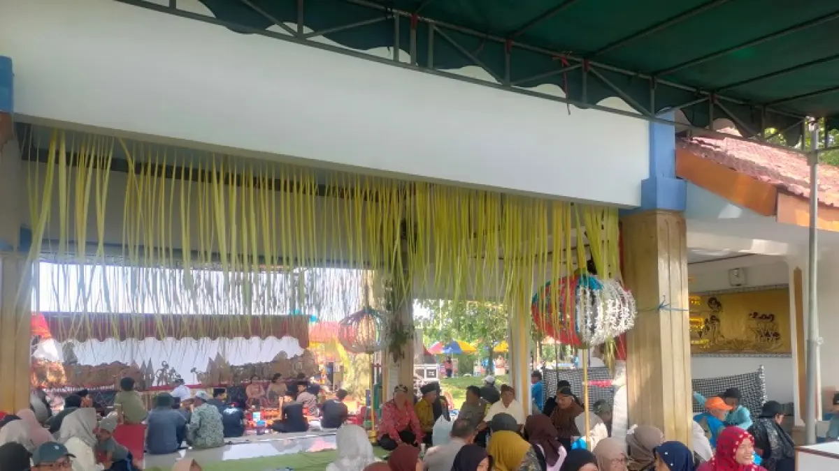NGURI-URI TRADISI LELUHUR: Kepala Desa Balongbesuk M. Saifur dan Forkopincam Diwek membaur bersama warga setempat saat acara sedekah desa dan pagelaran wayang kulit di punden Mbah Sumber, Kamis (28/5) siang.