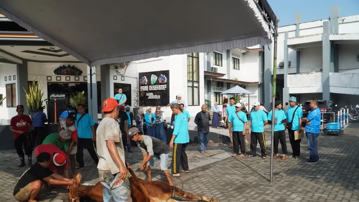 PEDULI: Penyembelihan hewan kurban dipimpin Direktur RSUD Jombang dr Pudji Umbaran MKP bersama civitas hospitalia RSUD Jombang, Kamis (28/5).

