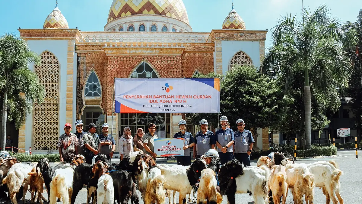 PEDULI: Vice President Director (VPD) PT CJI Jombang, Mr Yoo Kungmin, menyerahkan bantuan hewan kurban kepada masyarakat sekitar perusahaan di depan Masjid CJ Islamic Centre, Selasa (26/5).