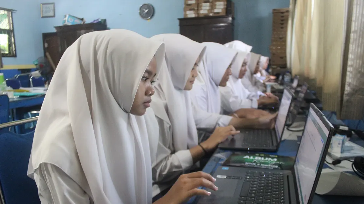 SERIUS: Siswa kelas 9 MTsN 4 Jombang saat mengikuti ujian di lab komputer, (11/5).