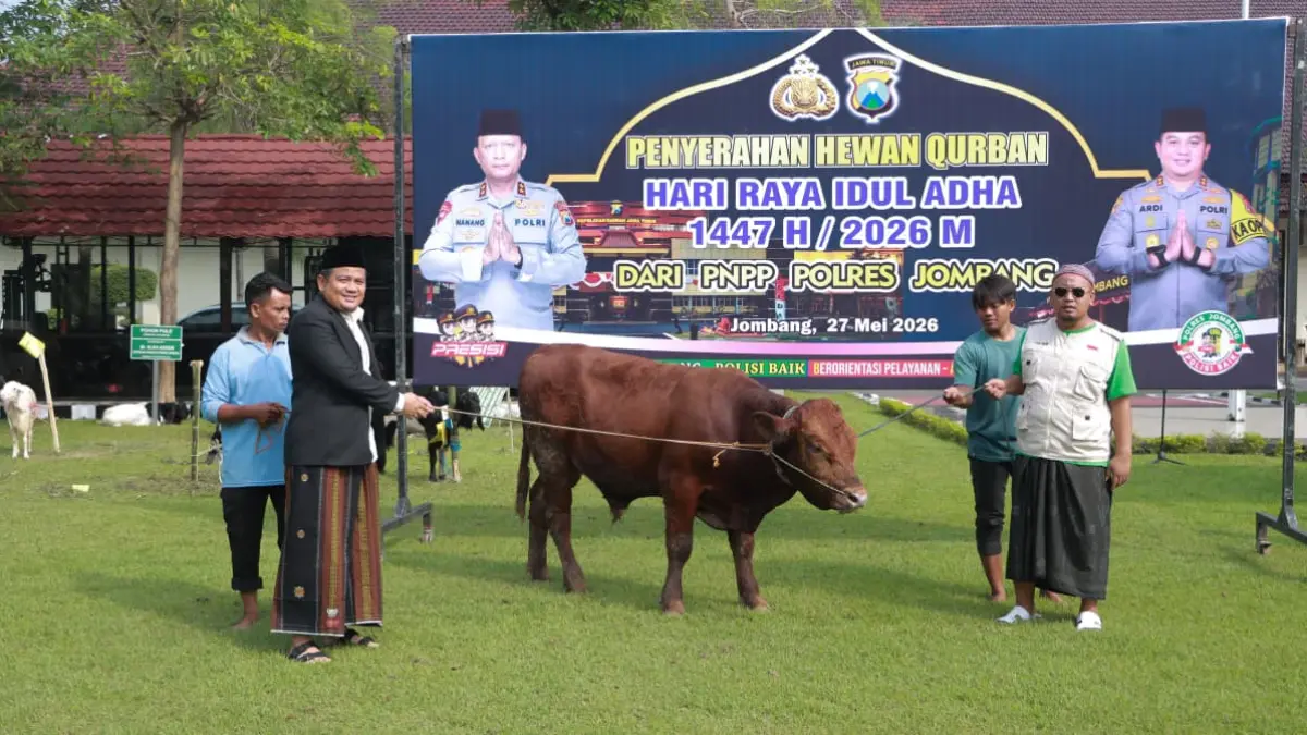 TELADAN: Kapolres Jombang AKBP Ardi Kurniawan menyerahkan hewan kurban kepada perwakilan pondok pesantren di Polres Jombang, Rabu (27/5).