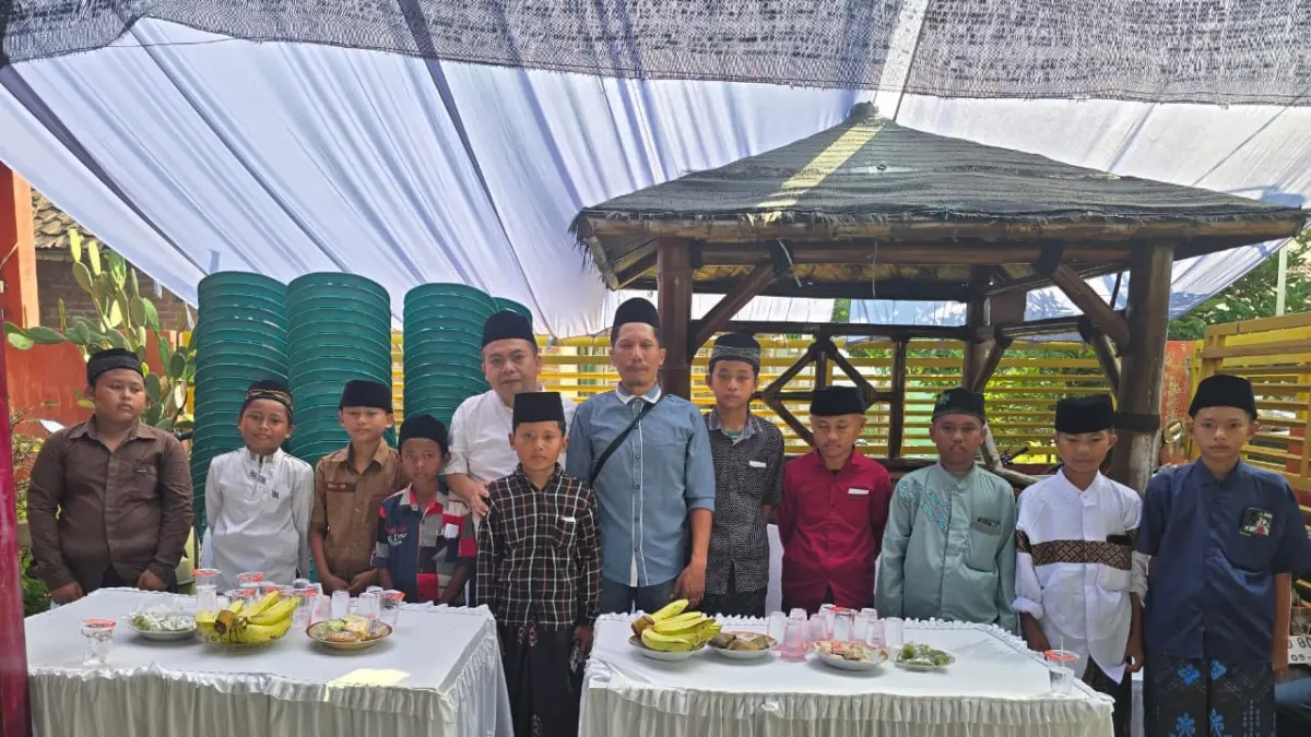 TELADAN: Wakil Ketua 3 DPRD Jombang, HM Syarif Hidayatullah ST MMT (Gus Sentot), menghadiri khitan massal di rumah Hani Setiawan Dusun Gandu, Desa Mlaras, Sumobito, Rabu (27/5).