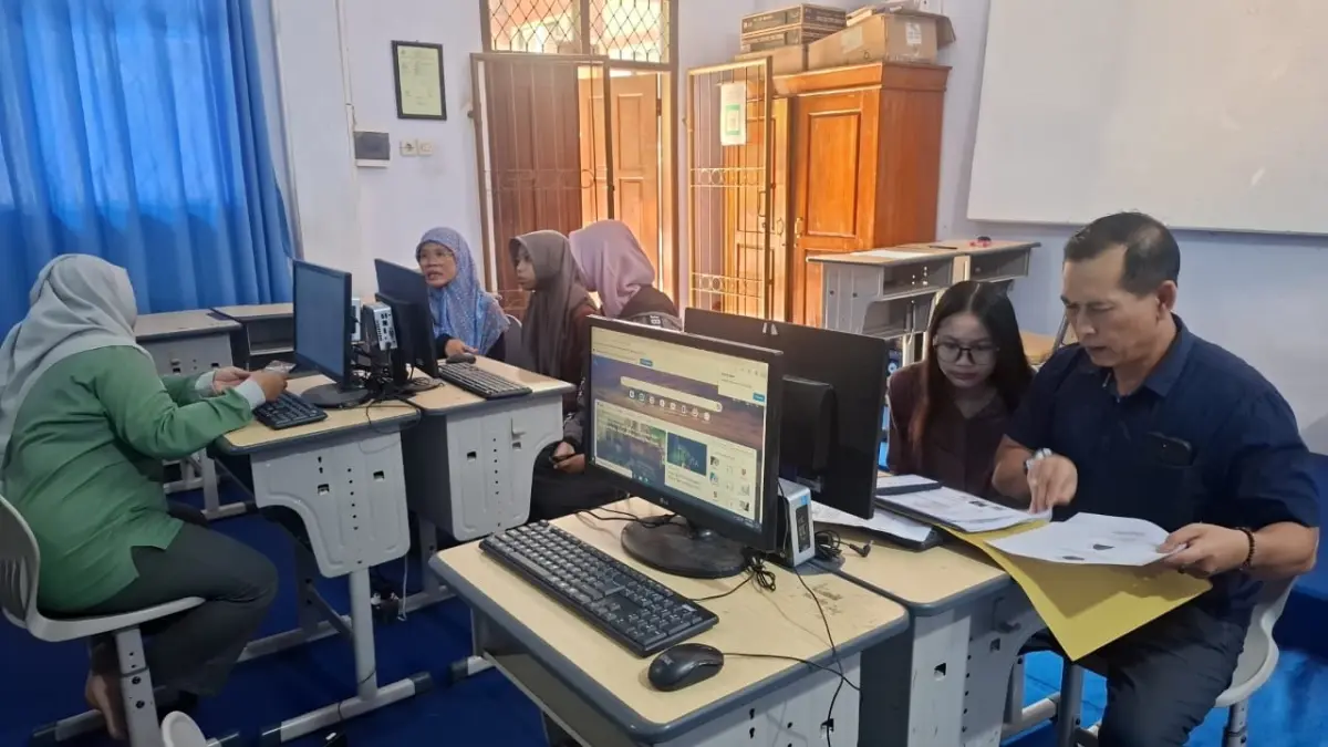 TELITI: Pelayanan SPMB di SMAN Mojoagung, Kamis (28/5).