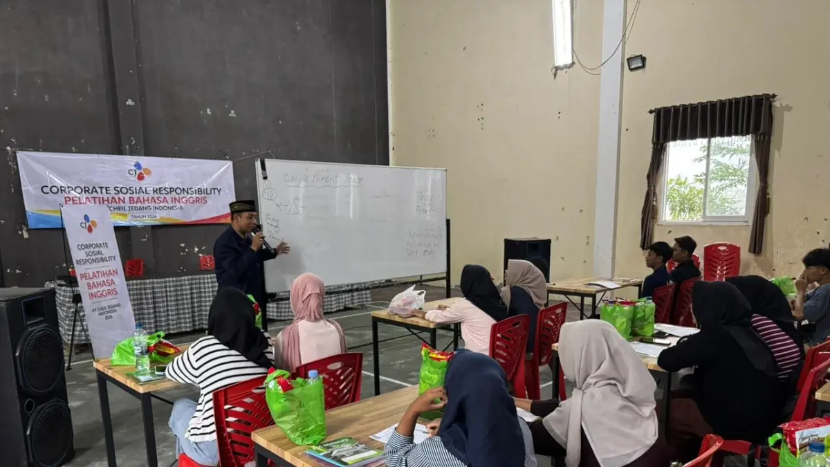 ANTUSIAS: Sebanyak 60 siswa SMP mengikuti pelatihan Bahasa Inggris yang digelar PT CJI Jombang, Senin-Jumat (25-29/5).