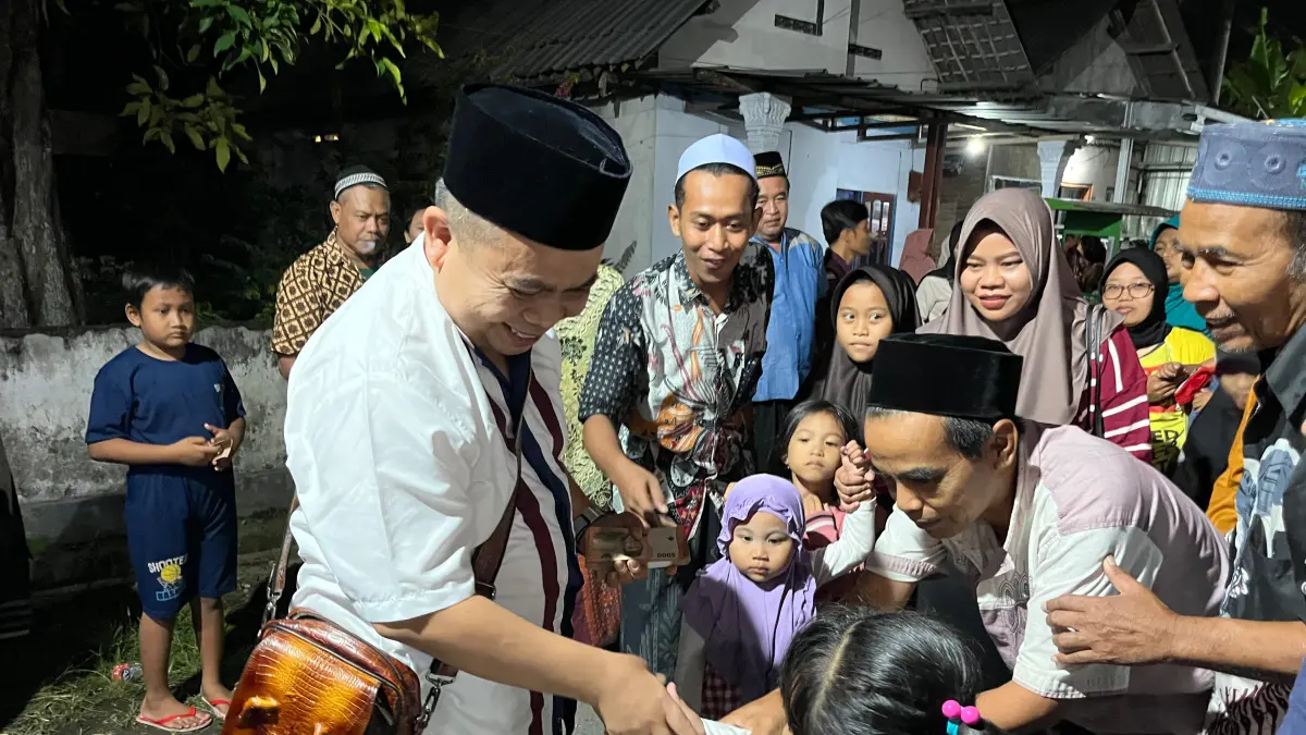 
DERMAWAN: HM Syarif Hidayatullah ST MMT (Gus Sentot) saat menghadiri takbiran di Desa Sumbermulyo Kecamatan Jogoroto, (26/5).
