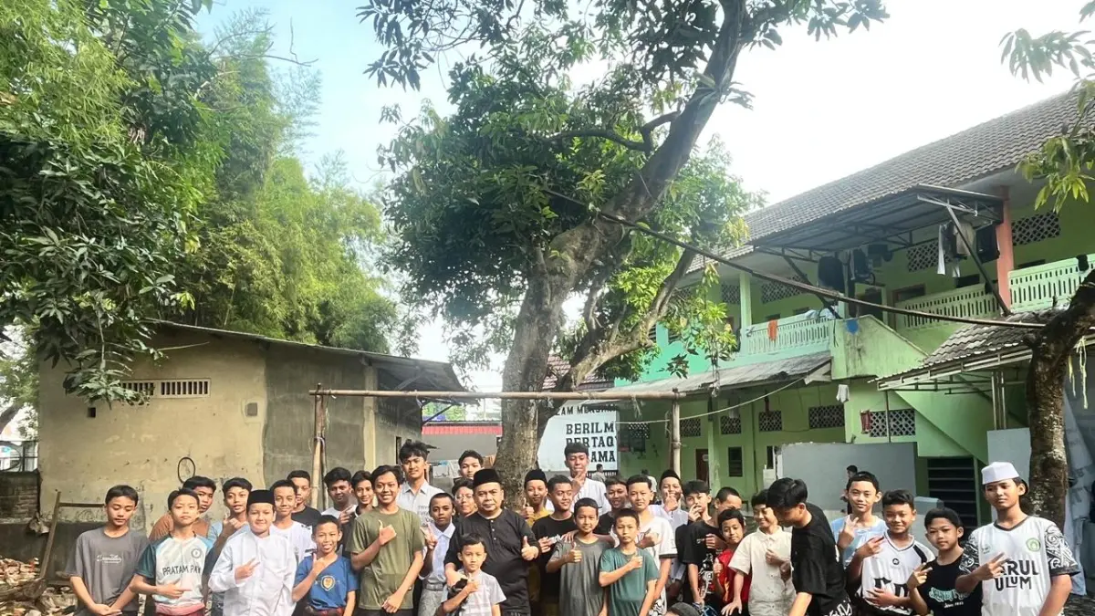 GEMBIRA: HM Syarif Hidayatullah ST MMT (Gus Sentot) menyembelih kurban bersama santri Asrama Sulaiman Bilqis dan Bilqis 2 PP Darul Ulum Rejoso, (27/5).