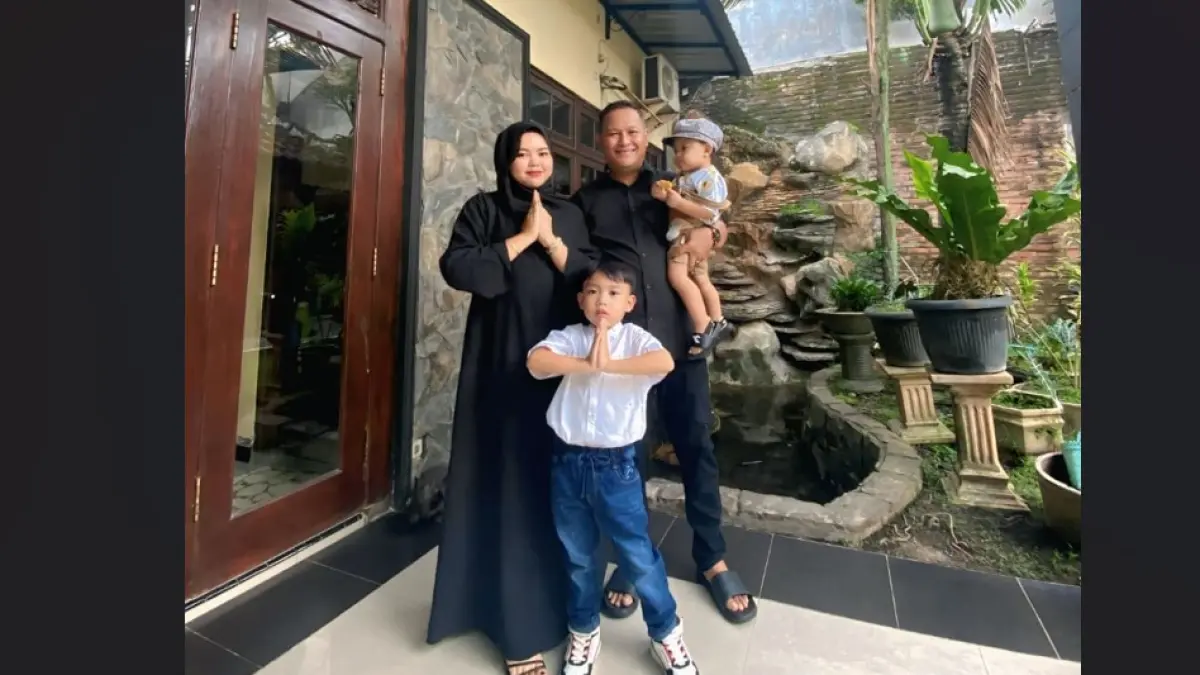 Kepala Bidang Angkutan Dishub Kabupaten Jombang, Ari Bawa Tjahjadi, bersama keluarga tercinta.