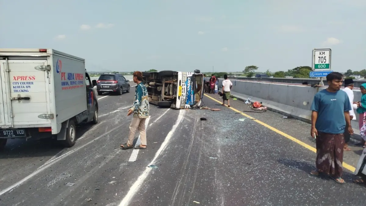 Kondisi minibus yang terguling di Tol Jombang Mojokerto
