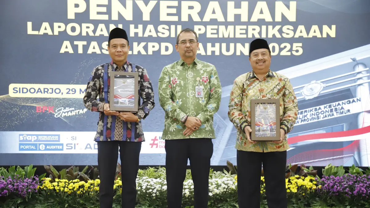 TRANSPARAN: Bupati Jombang Warsubi didampingi Ketua DPRD Jombang Hadi Atmaji saat menerima LHP atas LKPD Kabupaten Jombang Tahun Anggaran 2025 di Sidoarjo Jumat (29/5).