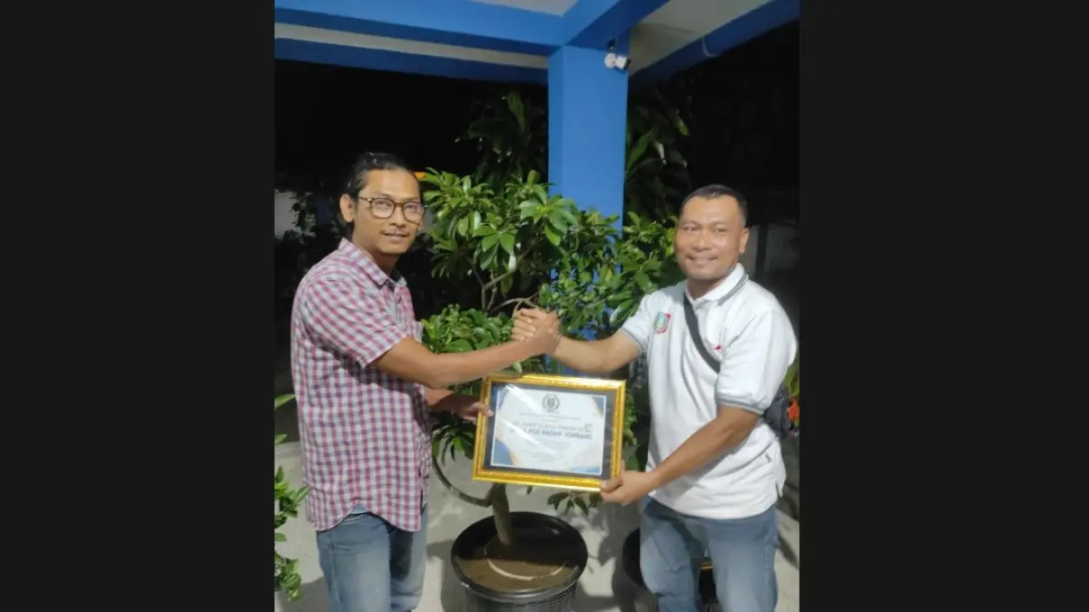 Pemimpin Redaksi Jawa Pos Radar Jombang M Nasikhudin saat menerima kiriman bibit buah dari pimpinan dari anggota DPRD.