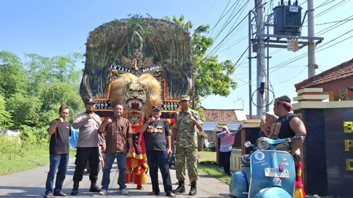 TRADISI RUTIN: Kepala Desa Kebonagung Yeni Anang Setiawan bersama Babinsa dan Babinkamtibmas Desa Kebonagung saat perayaan sedekah desa, Jumat (29/5) siang.
