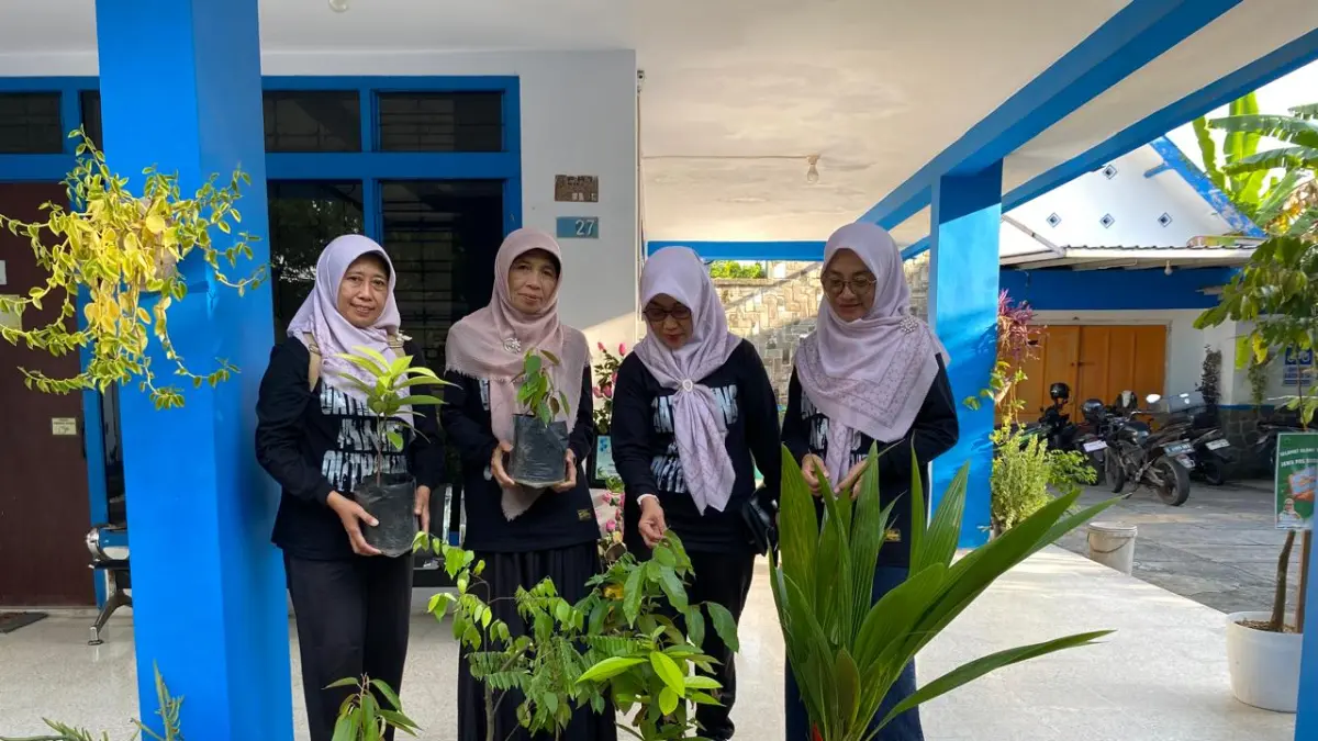 DWP Disdikbud Jombang mengirimkan 13 bibit pohon buah.