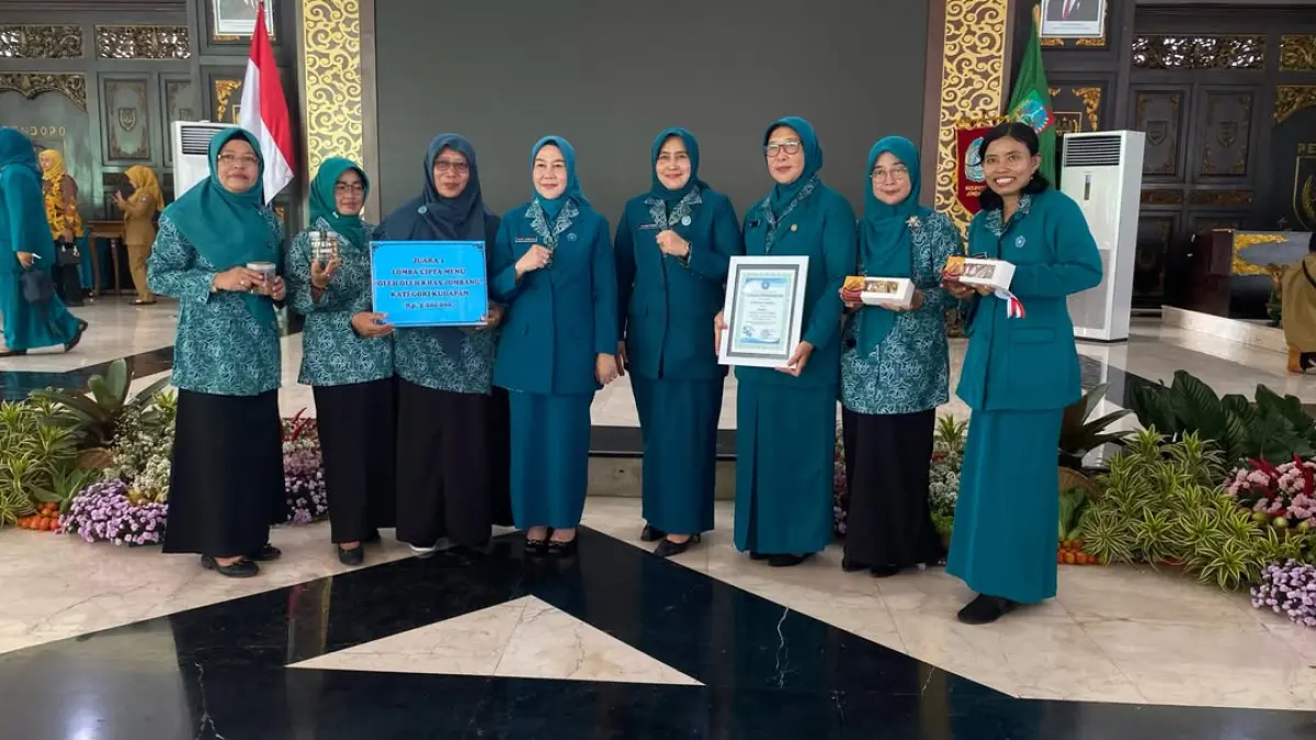 KREATIF: TP-PKK Kelurahan Kaliwungu menjadi perwakilan Kecamatan Jombang saat mengikuti peringatan HKG PKK ke-54 di Pendopo Kabupaten Jombang, Selasa (19/5).