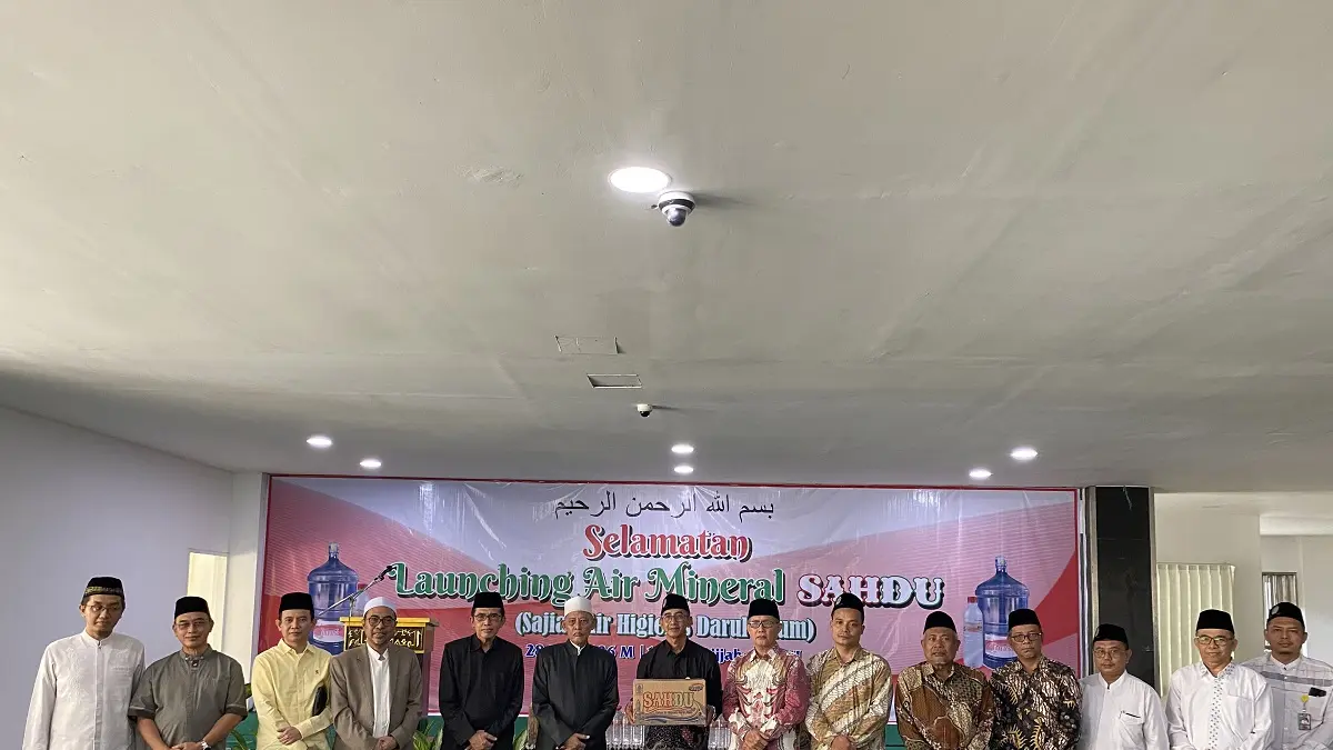 LAUNCHING: Ketua Umum MPPDU Drs. KH. Cholil Dahlan bersama seluruh pimpinan sekolah/madrasah di DU usai kegiatan launching air mineral kemasan Sahdu.  