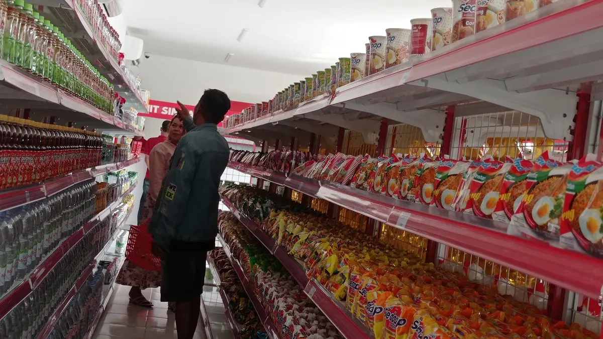LAYANI PEMBELI: Warga berbelanja di KDKMP Desa Mojongapit, Kecamatan Jombang.