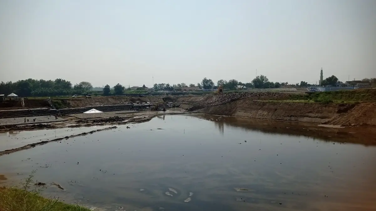 
DIKERUK: Pekerjaan saluran pengelak di Desa Sudimoro, Kecamatan Megaluh untuk proyek rehab Bendung Jatimlerek, (1/6).
