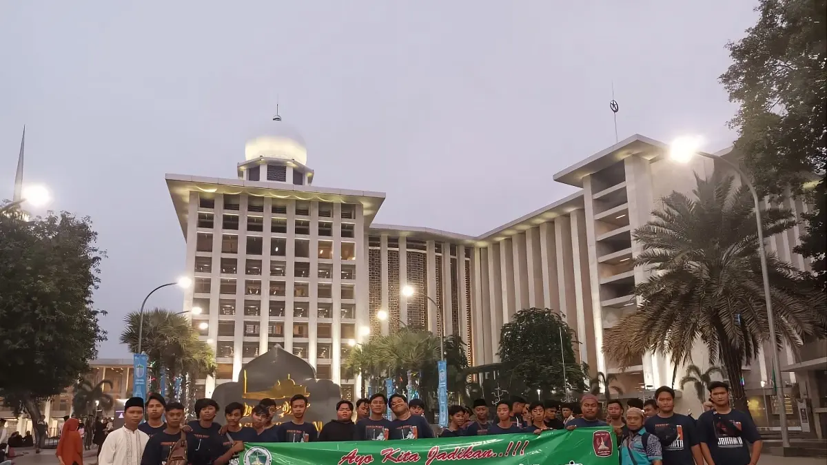 GIAT RUTIN: SMK YPM 14 Sumobito melaksanakan agenda tahunan ziarah wali dan tur Jakarta.