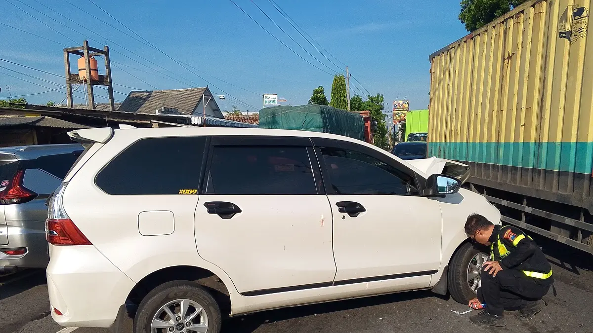Kecelakaan beruntun melibatkan mobil Daihatsu Xenia, truk Toyota, dan sepeda motor Yamaha Vixion terjadi di jalan arteri Desa Kayen, Kecamatan Bandarkedungmulyo, Selasa (3/6) pagi