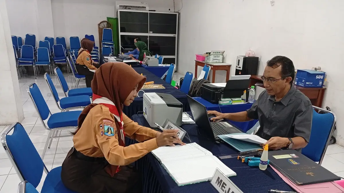 LANCAR: Siswa mengambil PIN untuk daftar masuk SMAN/SMK di SMAN 1 Jombang, kemarin.  
