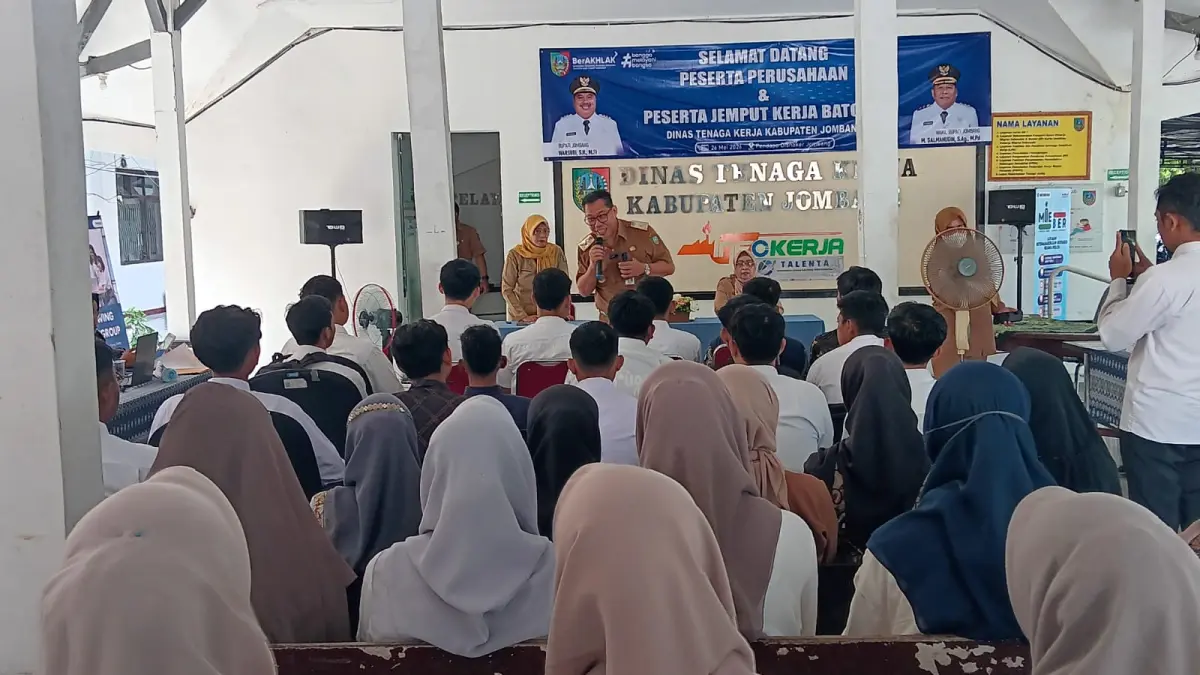AKTIF: Kepala Disnaker Jombang Isawan Nanang Risdiyanto memberikan semangat peserta Jemput Kerja di kantor Disnaker Jombang (26/5).
