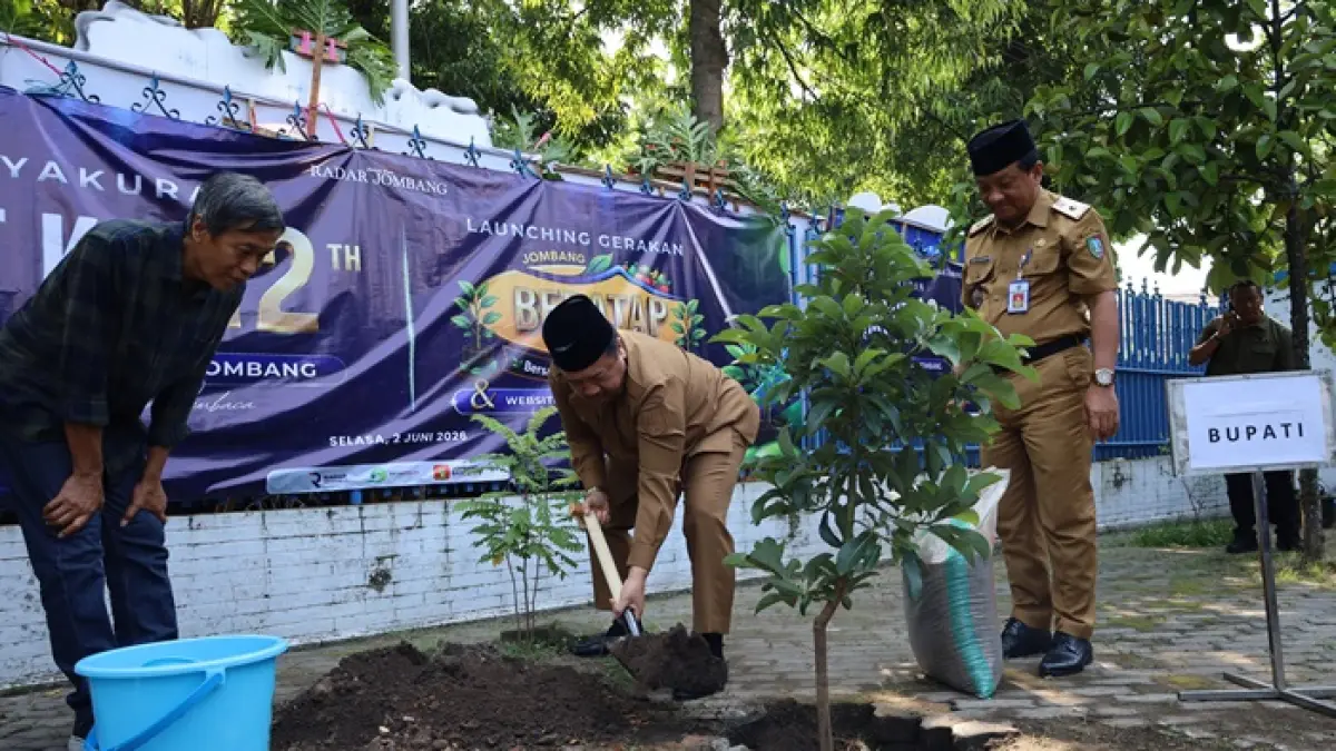 Direktur Jawa Pos Radar Jombang M. Nur Kholis  mendampingi bupati Warsubi dan Sekdakab Jombang Agus Purnomo menanam pohon