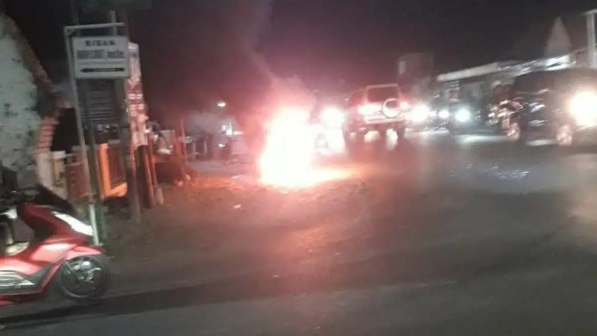Sepeda motor milik seorang penjual tahu tek hangus terbakar hingga tinggal kerangka di depan Balai Desa Catakgayam, Kecamatan Mojowarno, Jombang Selasa (2/6) malam.